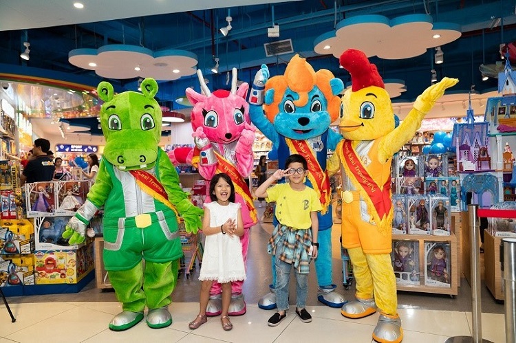Linh vật (Mascot) xu hướng mới số 1 trong các chương trình truyền thông sự kiện 2 Linh vật mascot có tạo hình rất dễ thương và kích thước lớn nên dễ thu hút mọi ánh nhìn của khách mời