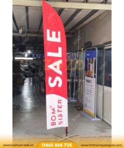 Cờ cánh buồm đặt vỉa hè