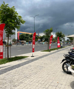 Cờ phướn quảng cáo lắp đặt vỉa hè