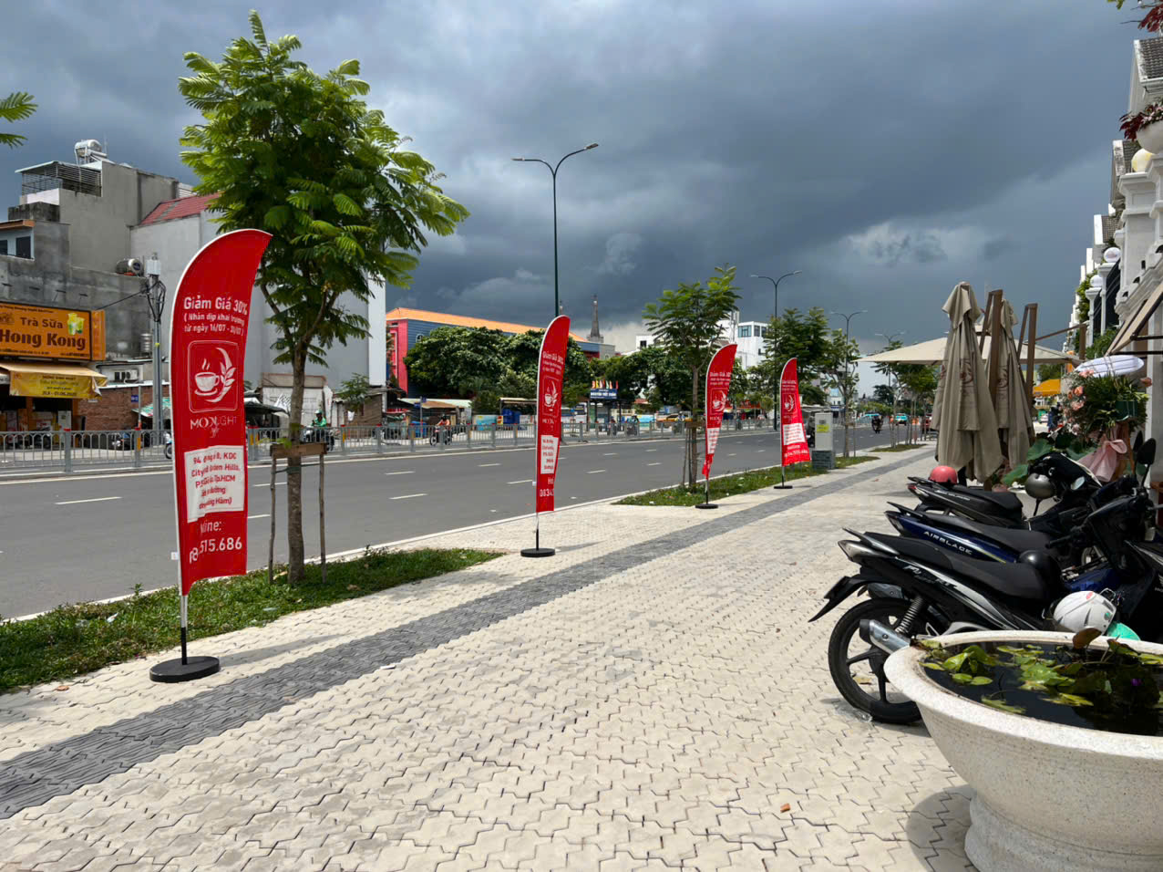 Cờ phướn quảng cáo lắp đặt vỉa hè