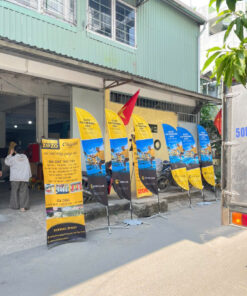 Cờ cánh buồm đặt vỉa hè