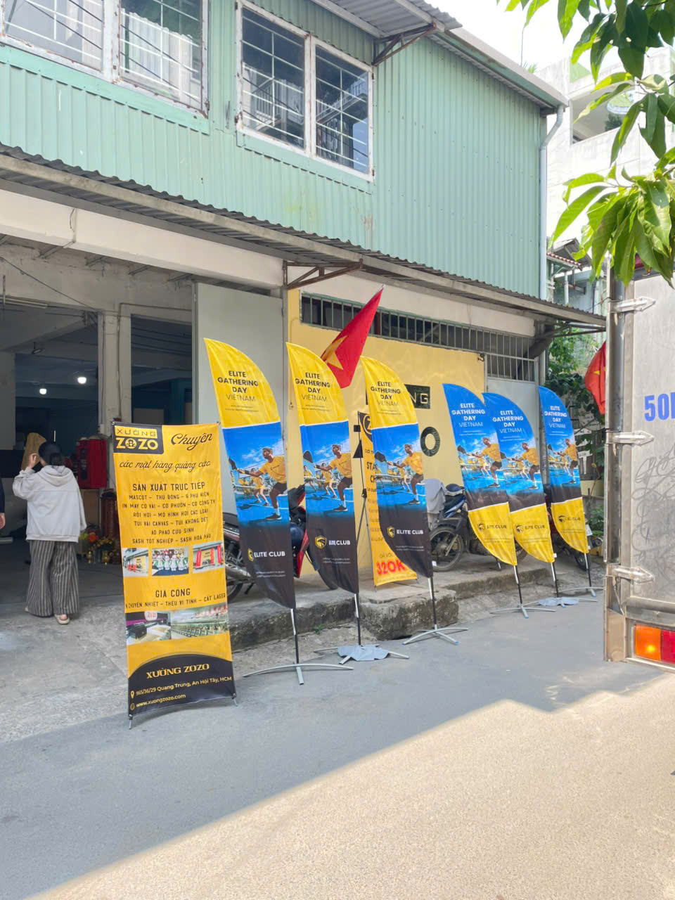 Cờ cánh buồm đặt vỉa hè