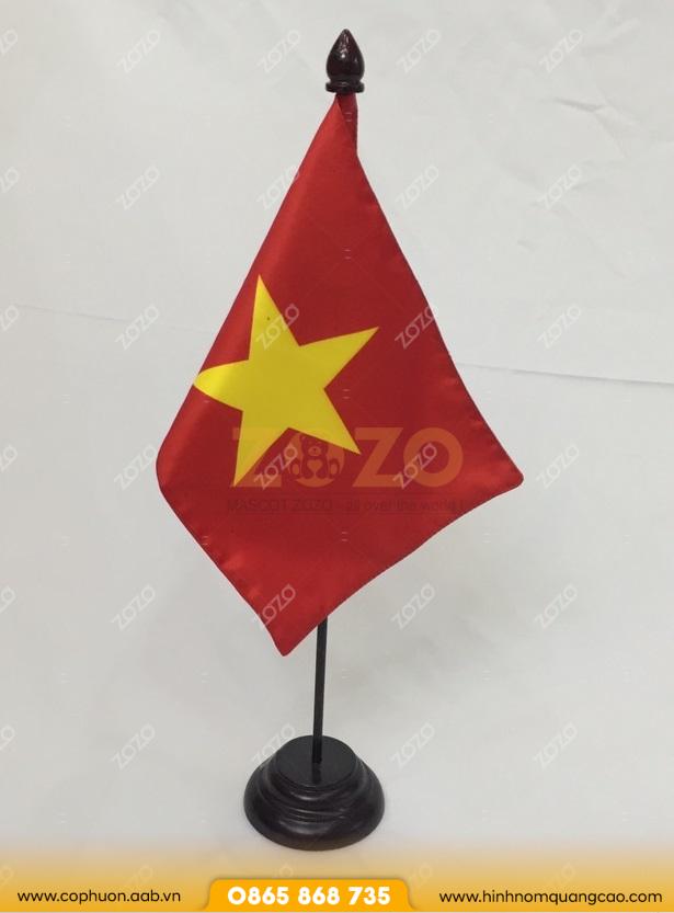Cờ để bàn Công ty - Việt Nam in logo đẹp 3 Cờ để bàn Công ty – Việt Nam in logo đẹp