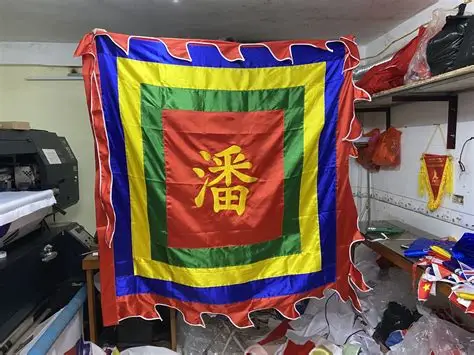 Cờ ngũ sắc...