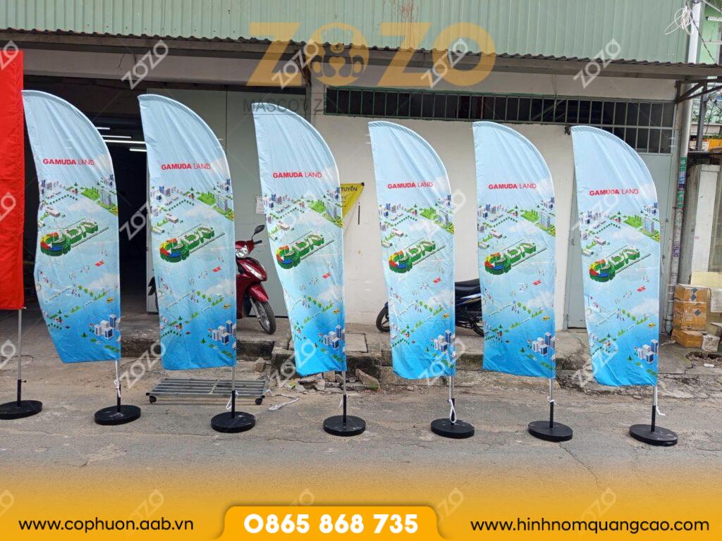 Cờ Phướn Cánh Buồm Quảng Cáo Ngoài Trời – Thiết Kế & In Ấn Trực Tiếp Tại Xưởng ZoZo 1 Cờ Phướn Cánh Buồm